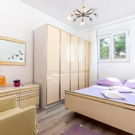 Apartman 2 Bedroom Beautiful In Podstrana